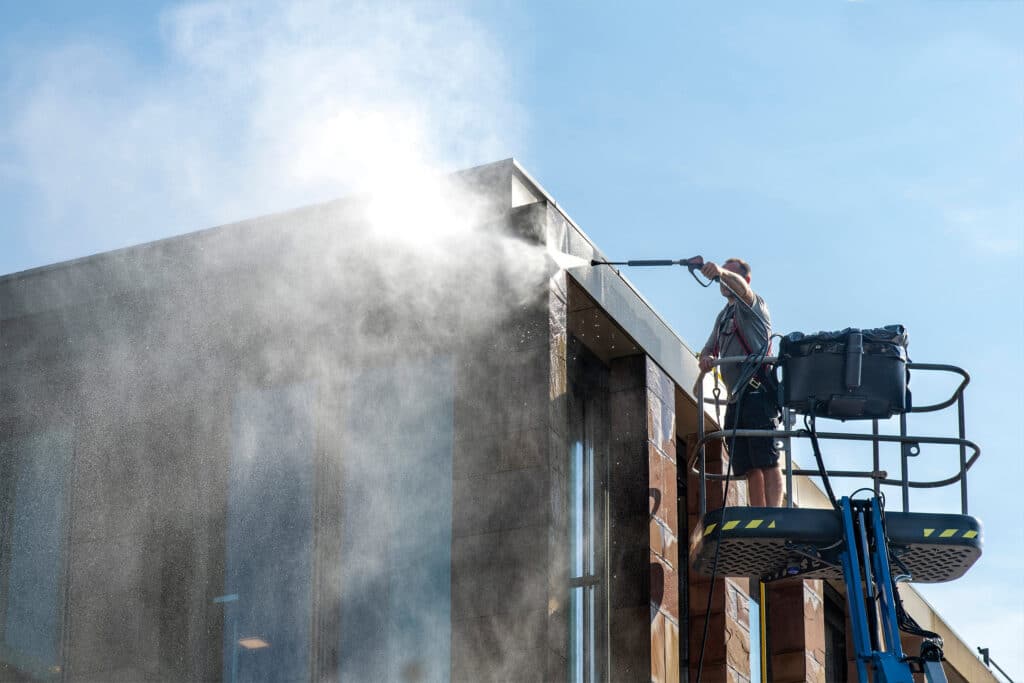 Eine Fassade wird in Bergen Enkheim gereinigt