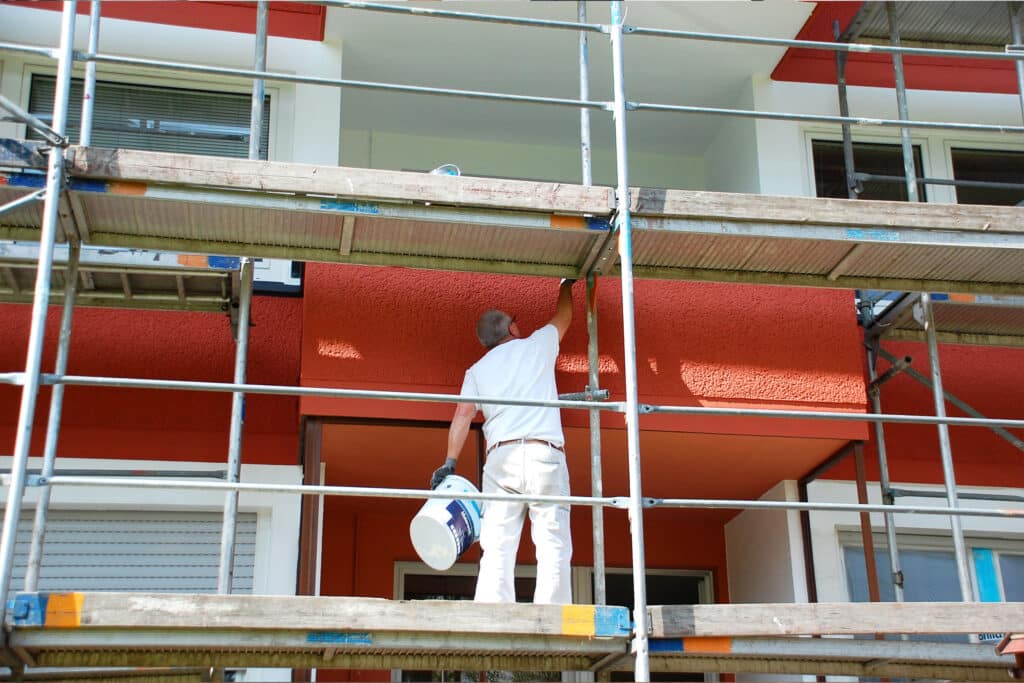 Eine Fassade wird in Maintal angestrichen
