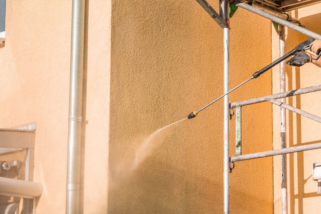 Eine Fassade wird in Maintal gereinigt